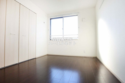 【寝室】 | ベネスタ千里中央 | 明るく開放感のある居室で、自分だけのくつろぎ空間を。