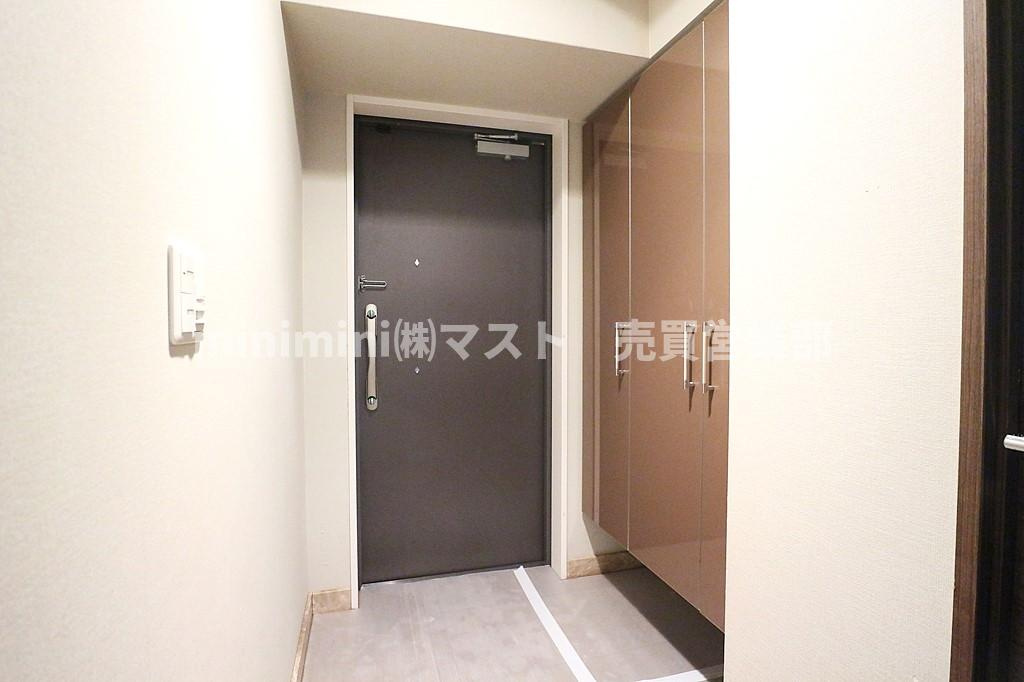 メゾンドール瓢箪山の玄関