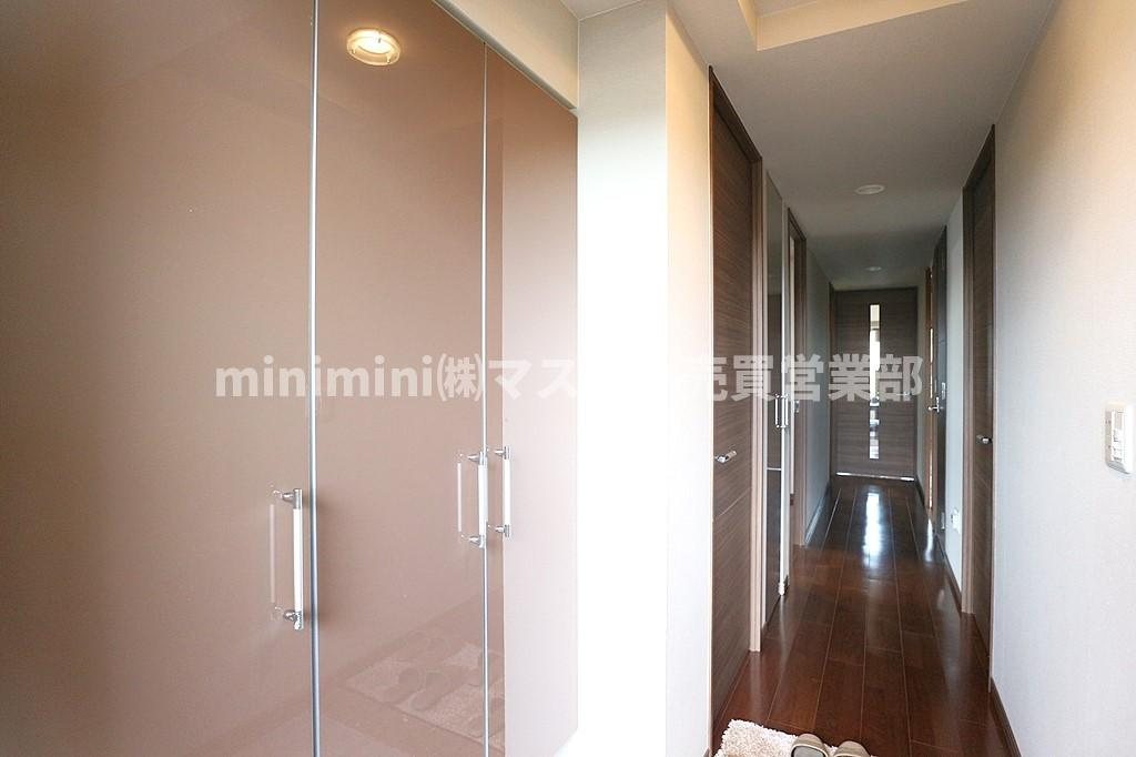 メゾンドール瓢箪山の玄関