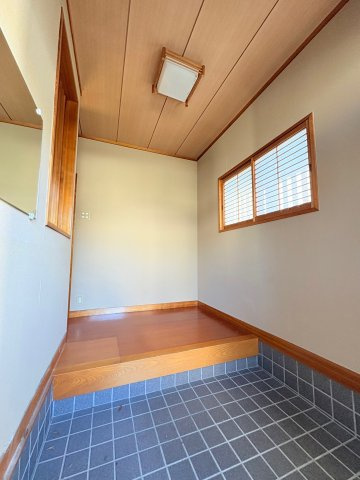 神戸市北区唐櫃台4丁目戸建の玄関