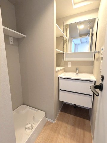 DUO FLATS浅草蔵前の洗面所|トイレと独立した洗面室、独立洗面台、洗濯機置場は排水口のお手入れし易い様に手前中央に配置しています