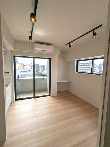 DUO FLATS浅草蔵前の居間・リビング|スポットライト、インターネット無料、リビングにエアコン付き、ワークスペースあります、隣部屋と接しない角部屋でプライバシー確保されています