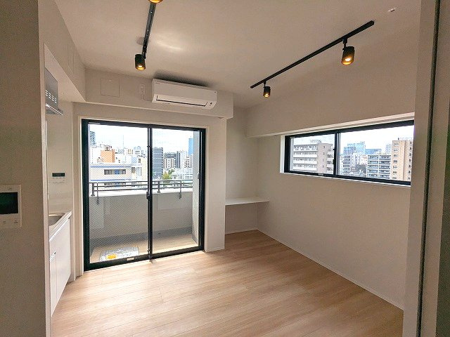 DUO FLATS浅草蔵前の設備|スポットライト、インターネット無料、リビングにエアコン付き、ワークスペースあります、隣部屋と接しない角部屋でプライバシー確保されています