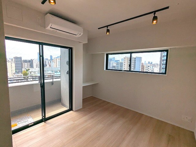 DUO FLATS浅草蔵前の設備|スポットライト、インターネット無料、リビングにエアコン付き、ワークスペースあります、隣部屋と接しない角部屋でプライバシー確保されています