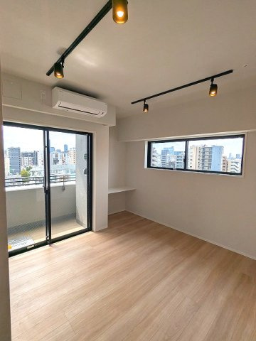 DUO FLATS浅草蔵前の設備|スポットライト、インターネット無料、リビングにエアコン付き、ワークスペースあります、隣部屋と接しない角部屋でプライバシー確保されています