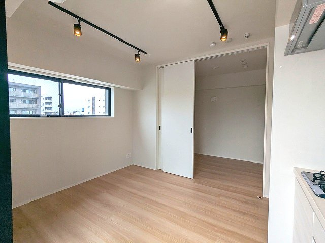 DUO FLATS浅草蔵前の設備|スポットライト、インターネット無料、リビングにエアコン付き、隣部屋と接しない角部屋でプライバシー確保されています