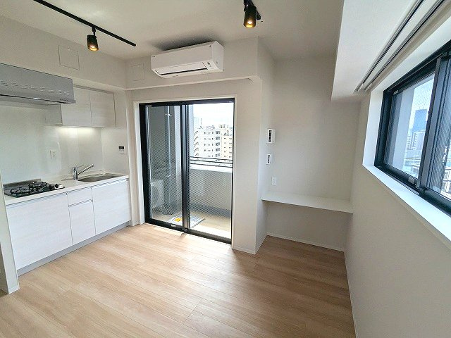 DUO FLATS浅草蔵前の設備|スポットライト、インターネット無料、リビングにエアコン付き、ワークスペースあります、隣部屋と接しない角部屋でプライバシー確保されています