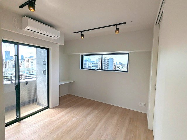 DUO FLATS浅草蔵前の設備|スポットライト、インターネット無料、リビングにエアコン付き、ワークスペースあります、隣部屋と接しない角部屋でプライバシー確保されています