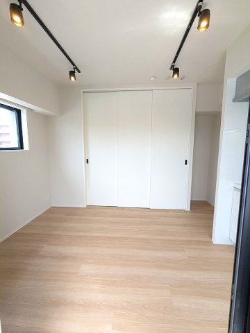 DUO FLATS浅草蔵前の設備|スポットライト、インターネット無料、リビングにエアコン付き、隣部屋と接しない角部屋でプライバシー確保されています