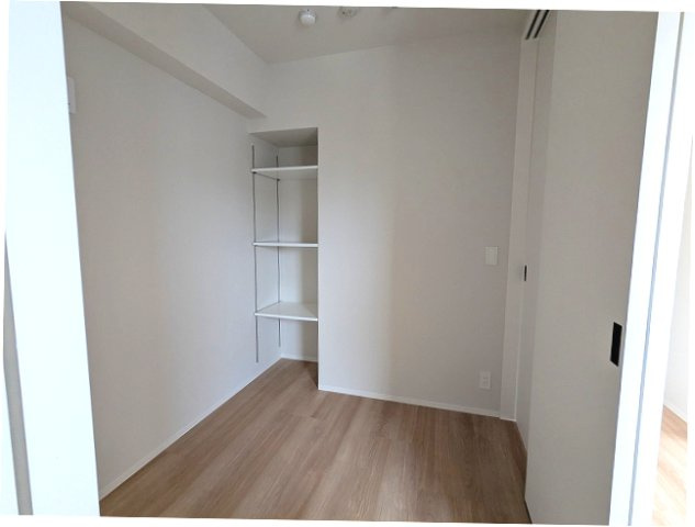 DUO FLATS浅草蔵前の設備|洋室、デッドスペースを作らないスライドドアのクローゼットと収納棚付きです、隣部屋と接しない角部屋でプライバシー確保されています