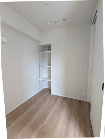 DUO FLATS浅草蔵前の設備|洋室、デッドスペースを作らないスライドドアのクローゼットと収納棚付きです、隣部屋と接しない角部屋でプライバシー確保されています