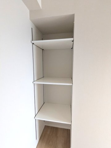 DUO FLATS浅草蔵前の設備|洋室、収納棚付きです