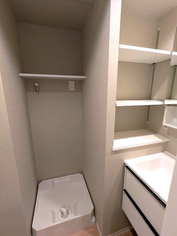 DUO FLATS浅草蔵前の設備|トイレと独立した洗面室の洗濯機置場は排水口のお手入れし易い様に手前中央に配置しています