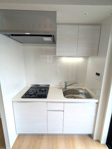 DUO FLATS浅草蔵前のキッチン|ガス2口システムキッチン、瀟洒でお手入れ楽なガラストップコンロ