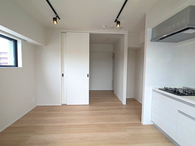 DUO FLATS浅草蔵前の内装|スポットライト、インターネット無料、リビングにエアコン付き、隣部屋と接しない角部屋でプライバシー確保されています