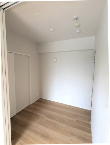 DUO FLATS浅草蔵前の設備|洋室、デッドスペースを作らないスライドドアのクローゼットと収納棚付きです、隣部屋と接しない角部屋でプライバシー確保されています