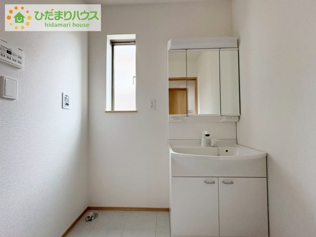 ひたちなか市津田　新築戸建の独立洗面台|ワイドな独立洗面台には、ちょっとしたスキンケア用品などを置くのにも便利ですね(^^)/