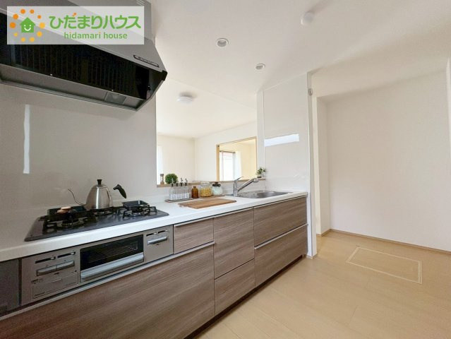 ひたちなか市津田　新築戸建のキッチン|リビングを見渡せるキッチンはお子様を見ながらでも料理が出来て安心ですね☆