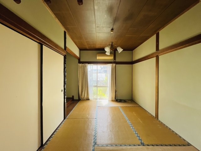 【居間・リビング】 | たつの市揖西町小神/中古戸建 | ゆったりとした居間です