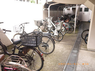 【その他共用部分】 | 駐輪場がありますので、気軽にお散歩が可能です。