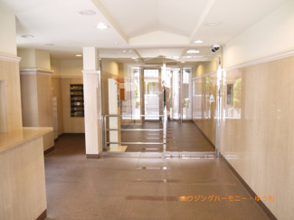 【その他共用部分】 | 清潔感と歓迎感があるエントランスホールとなります。