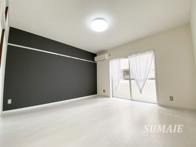 エクセルハイムの洋室|モダンな雰囲気のアクセントクロス☆