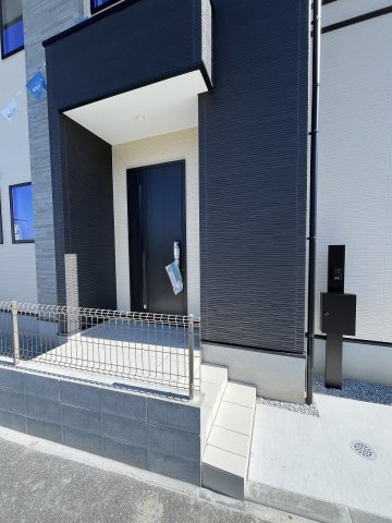 【玄関】 | 糟屋郡須恵町旅石25期　1号棟（全1棟）【仲介手数料無料・0円】 | 施工例。施工例は完成時と異なる場合があります。