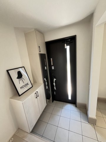 【玄関】 | 糟屋郡須恵町旅石25期　1号棟（全1棟）【仲介手数料無料・0円】 | 施工例。施工例は完成時と異なる場合があります。