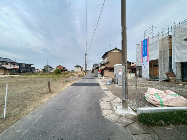 クワイエ　一宮市萩原町花井方第3　全2区画分譲の前面道路含む現地写真|「現地（2025年10月30日）撮影」　
■前面道路　
■ヤマダ不動産　株式会社リライフ