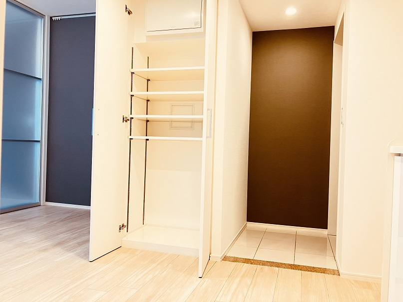 プライムアーバン四谷外苑東の玄関|玄関クローゼット　※603号室　内装リニューアル後撮影