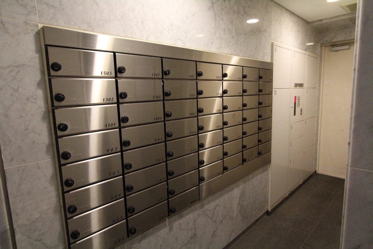 プライムアーバン四谷外苑東のロビー|１階集合ポスト　宅配ボックス完備