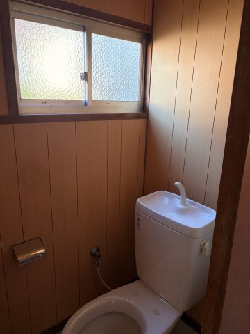 ㈱坂本煉瓦工場貸家のトイレ|窓も有ります！