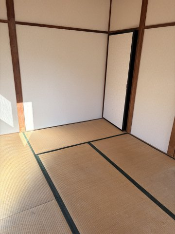 ㈱坂本煉瓦工場貸家の駐車場|駐車場は玄関前１台となります。