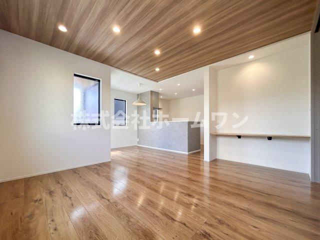 昭島市緑町11期　新築戸建の居間・リビング|ゆったりとしたリビングです