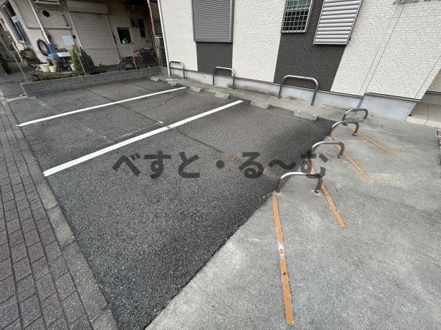 レグルス新明の駐車場