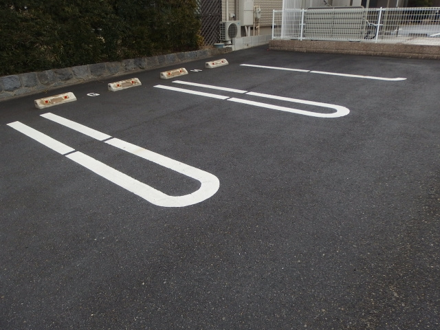 クリスタル北郷の駐車場