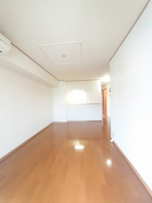 【居間・リビング】 | グラースアンジュⅡ | こちらの居間で趣味の時間をお楽しみください