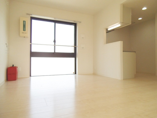 ＣＯＣＯＣＵＢＥＡＫＡＢＡＮＥの居間・リビング|対面キッチンで開放的！