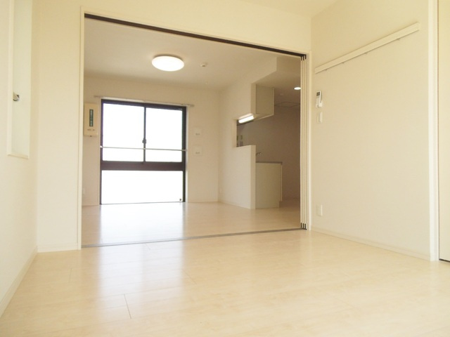 ＣＯＣＯＣＵＢＥＡＫＡＢＡＮＥの洋室|全部開けると開放感があります！