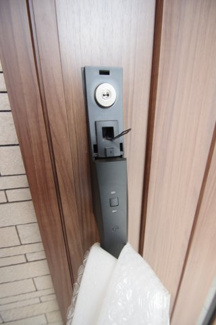 【防犯設備】 | 【仲介手数料無料！！】稲城市平尾2丁目　新築戸建て（全13棟）5号棟　4680万円 | 玄関扉はカードキー対応