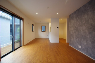 【居間・リビング】 | 【仲介手数料無料！！】稲城市平尾2丁目　新築戸建て（全13棟）5号棟　4680万円 | LDK16帖、和室5.2帖