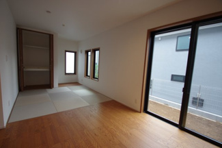 【和室】 | 【仲介手数料無料！！】稲城市平尾2丁目　新築戸建て（全13棟）5号棟　4680万円 | 和室（畳コーナー）5.2帖