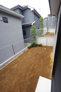 【庭】 | 【仲介手数料無料！！】稲城市平尾2丁目　新築戸建て（全13棟）5号棟　4680万円 | 約2.5mの奥行きで、広いです。