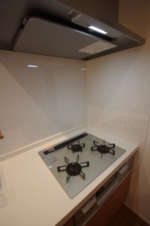 【キッチン】 | 【仲介手数料無料！！】稲城市平尾2丁目　新築戸建て（全13棟）5号棟　4680万円 | フラット型レンジフード