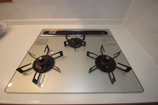 【キッチン】 | 【仲介手数料無料！！】稲城市平尾2丁目　新築戸建て（全13棟）5号棟　4680万円 | ガラストップコンロ