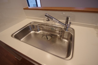 【キッチン】 | 【仲介手数料無料！！】稲城市平尾2丁目　新築戸建て（全13棟）5号棟　4680万円 | 浄水器付き水栓