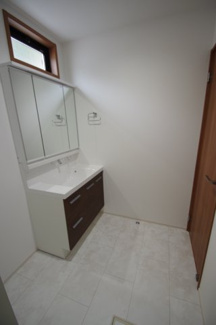 【脱衣所】 | 【仲介手数料無料！！】稲城市平尾2丁目　新築戸建て（全13棟）5号棟　4680万円 | 洗面所