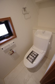 【トイレ】 | 【仲介手数料無料！！】稲城市平尾2丁目　新築戸建て（全13棟）5号棟　4680万円 | 1階トイレ