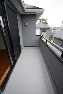 【バルコニー】 | 【仲介手数料無料！！】稲城市平尾2丁目　新築戸建て（全13棟）5号棟　4680万円 | 南面ワイドバルコニー