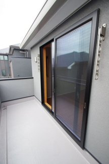 【バルコニー】 | 【仲介手数料無料！！】稲城市平尾2丁目　新築戸建て（全13棟）5号棟　4680万円 | 物干し付き